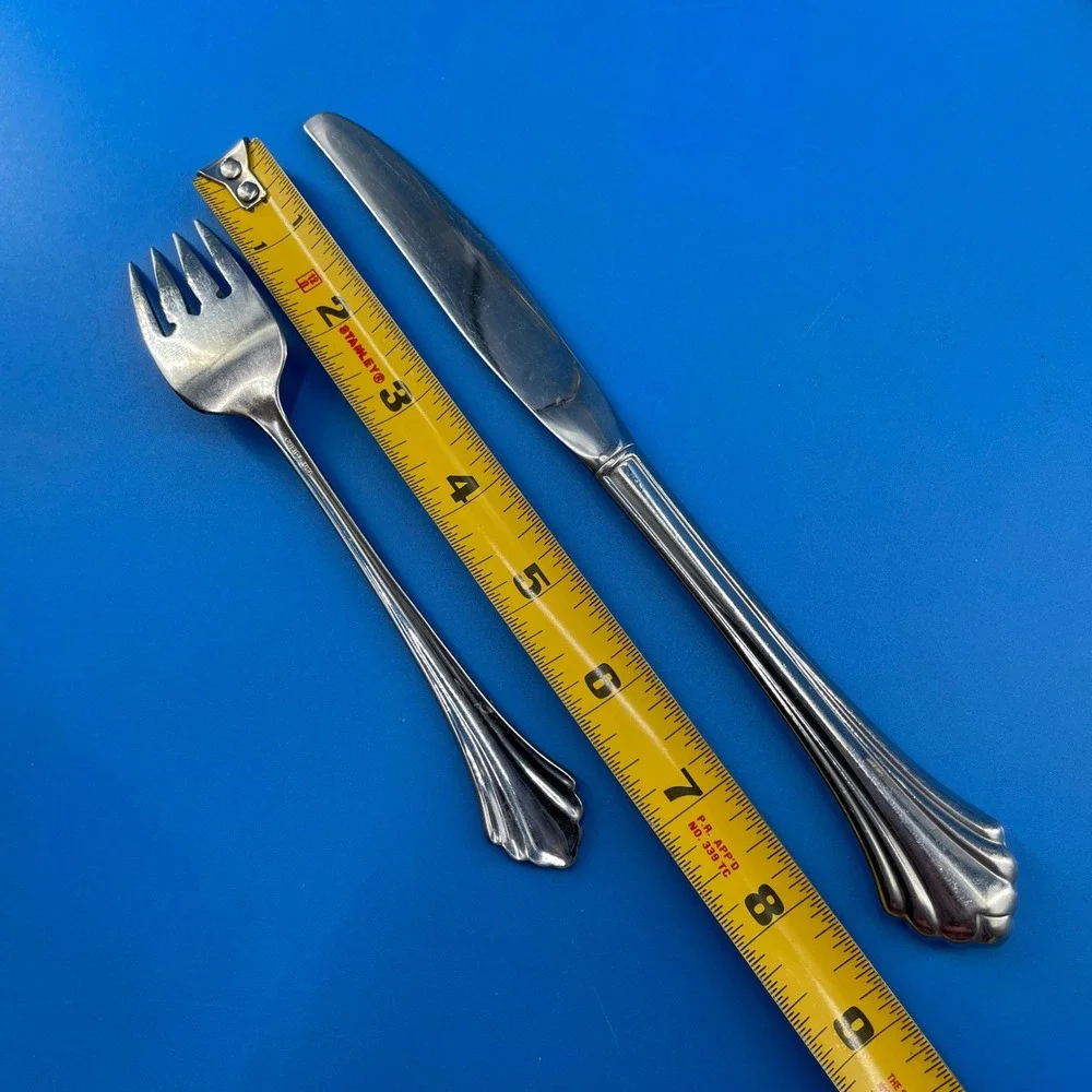 Oneida Bancroft 2 Salad Forks 2 Knives Stainless Steel Flatware Glossy Flared